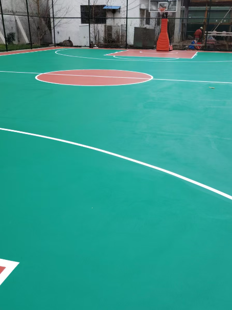 后湖管理区 球场长期使用易出现地面开裂